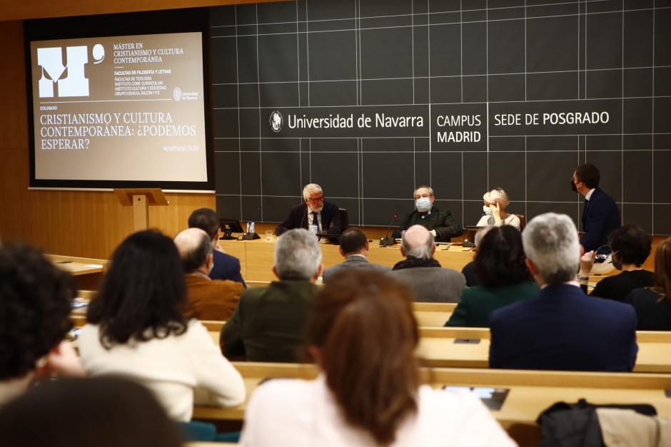 Imagen del Aula Magna de la UNAV en Madrid con sus tres protagonistas