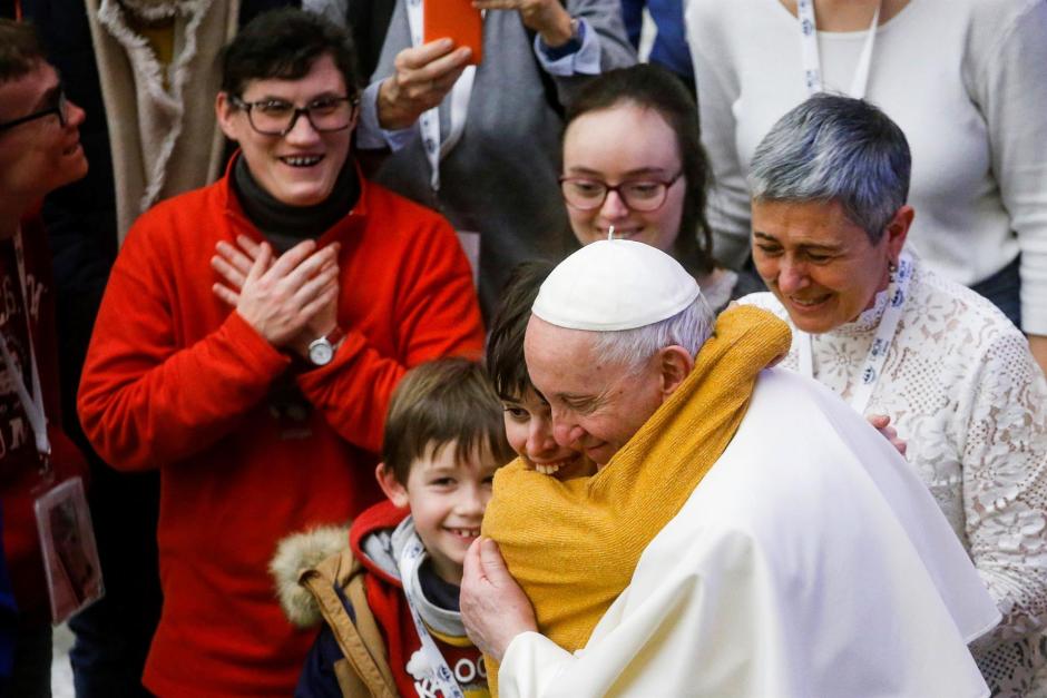 El Papa Francisco abrazando a un niño tras la Audiencia General