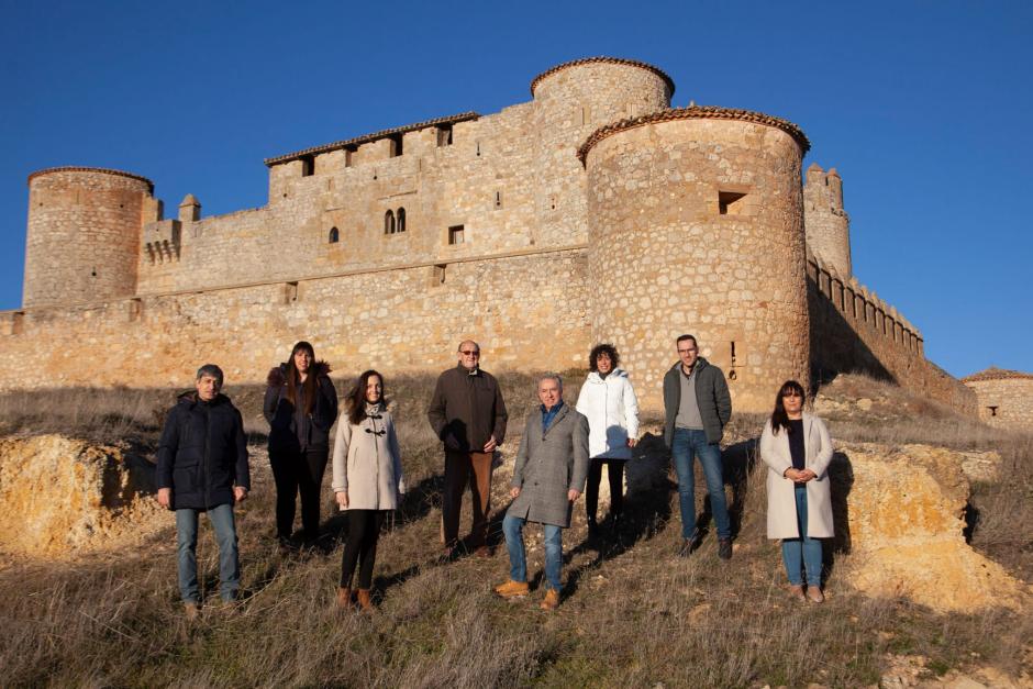 Los integrantes de la candidatura de Soria ¡Ya! frente al castillo de la ciudad