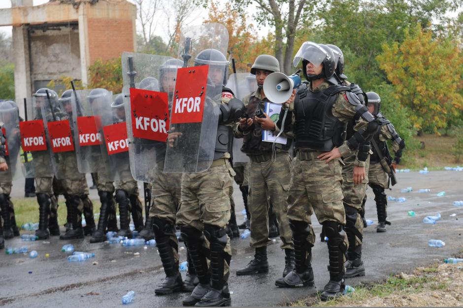 Soldados de la KFOR de las Fuerzas Terrestres Turcas en entrenamiento antidisturbios