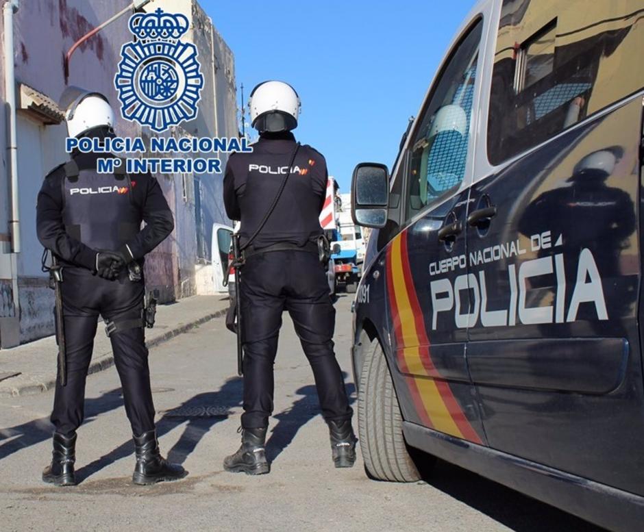 Agentes de Policía en una calle de Granada