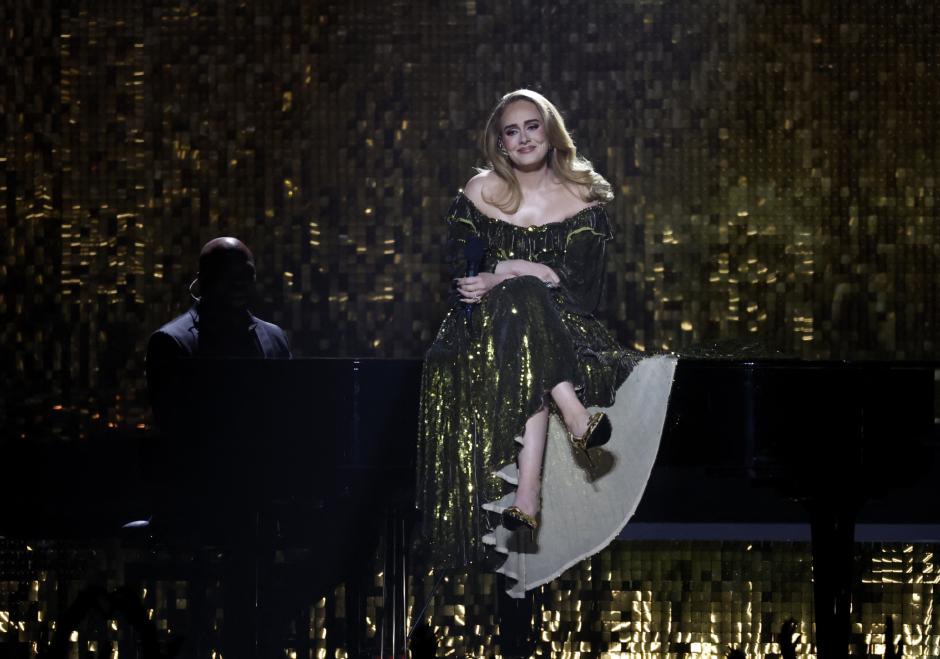 Adele durante su actuación en los Brit Awards