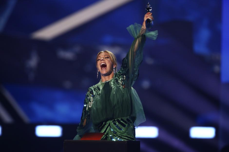 Becky Hill celebra su galardón como mejor artista dance en los Brit Awards