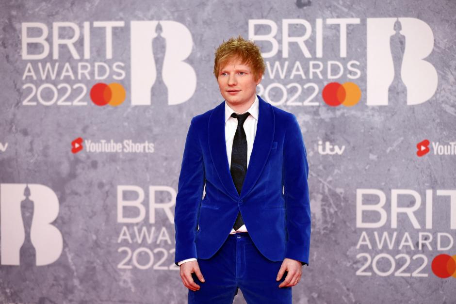 Ed Sheeran en la alfombra roja de los Brit Awards