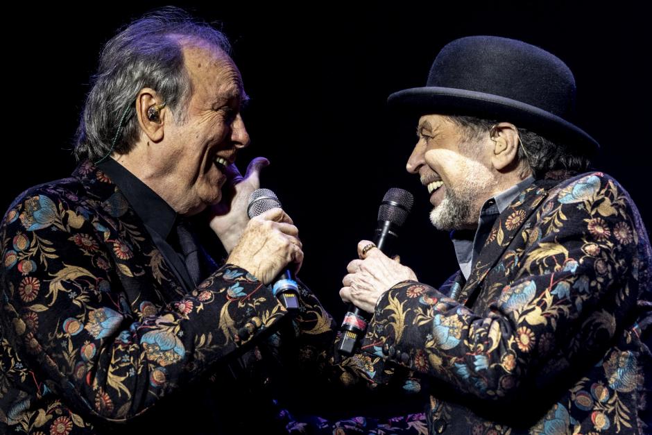 Los cantantes Joan Manuel Serrat y Joaquín Sabina, actuando en Madrid durante la gira 'No hay dos son tres'