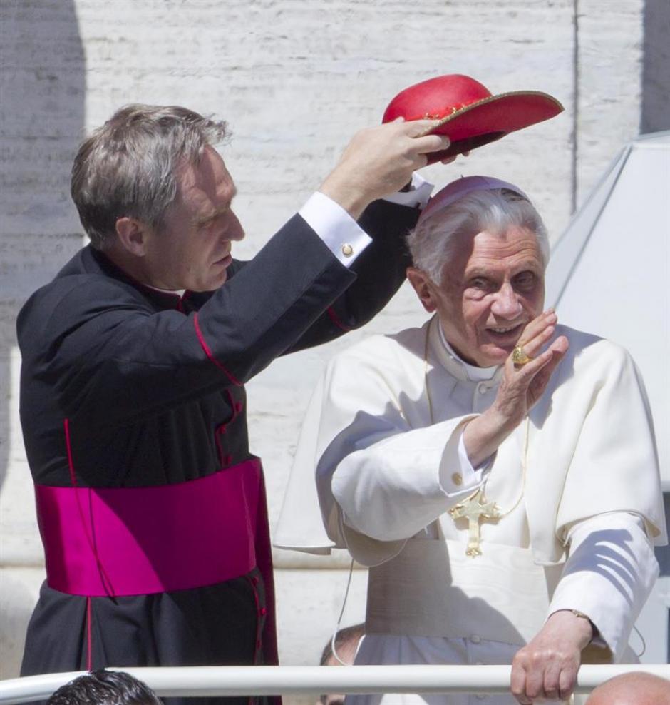 El secretario del Papa Benedicto XVI en una foto de archivo durante su pontificado