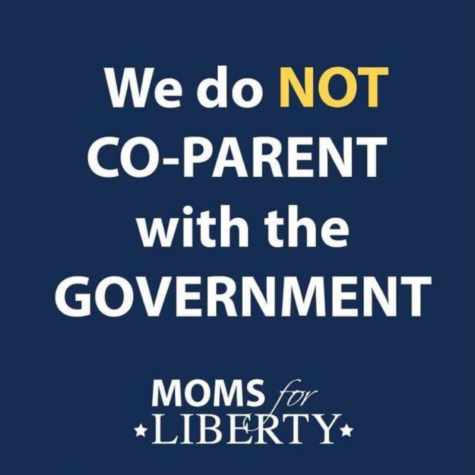 Campaña de la organización 'Moms for Liberty' recordando: "Nosotras no tenemos co-paternidad con el Gobierno".