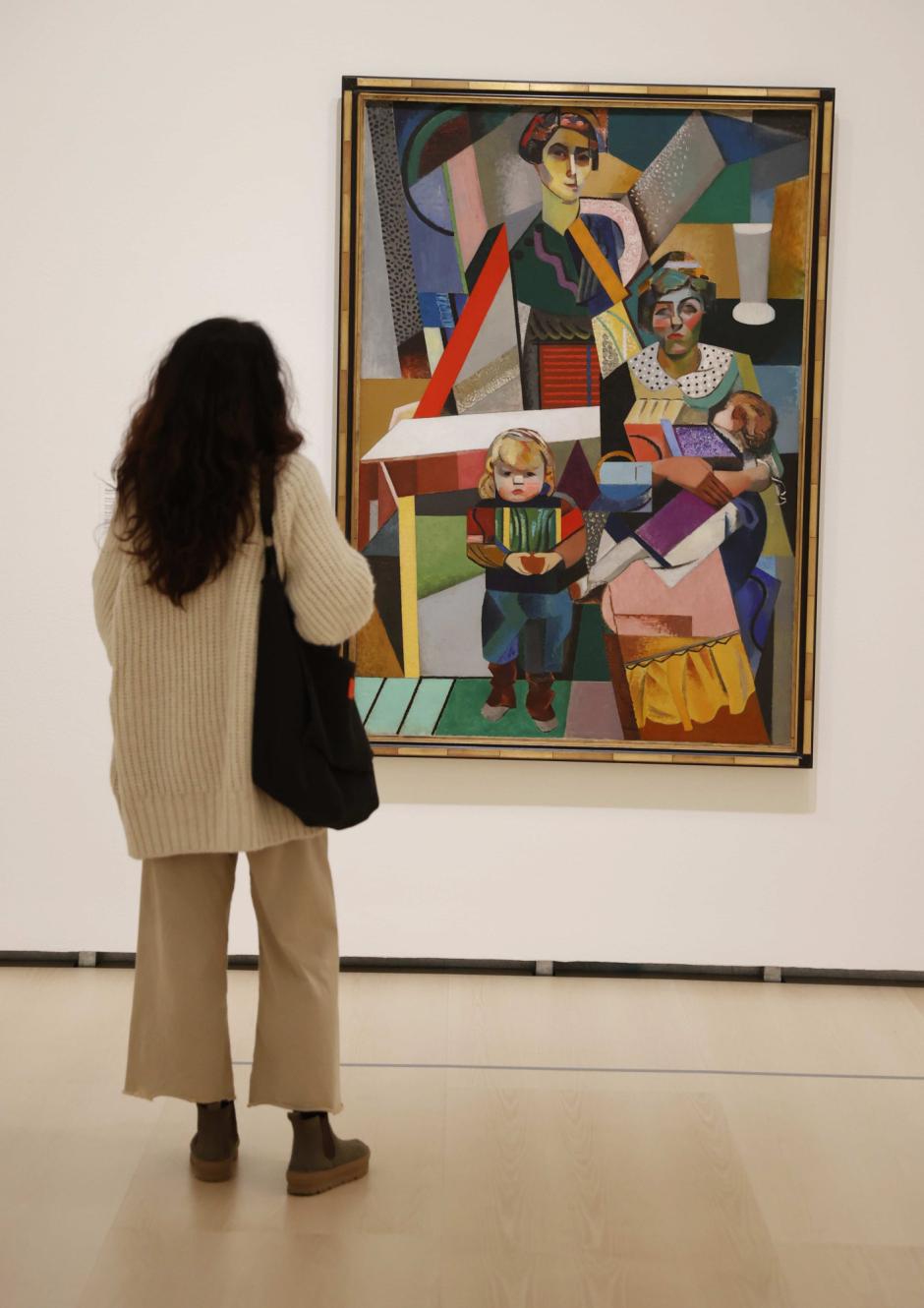 Una mujer observa uno de los cuadros que forma parte de la exposición "Del Fauvismo al Surrealismo: obras maestras del Musée d'Art Moderne de Paris"