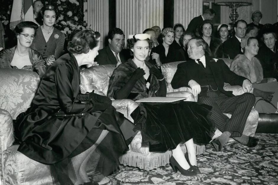 Princesa Margarita en Blenheim Palace durante un desfile de Dior en el Reino Unido en 1954