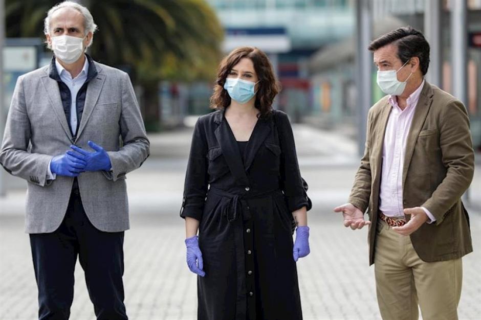 Enrique Ruiz-Escudero, Isabel Díaz Ayuso y Eduardo López-Puertas, en una visita al hospital de pandemias de Ifema