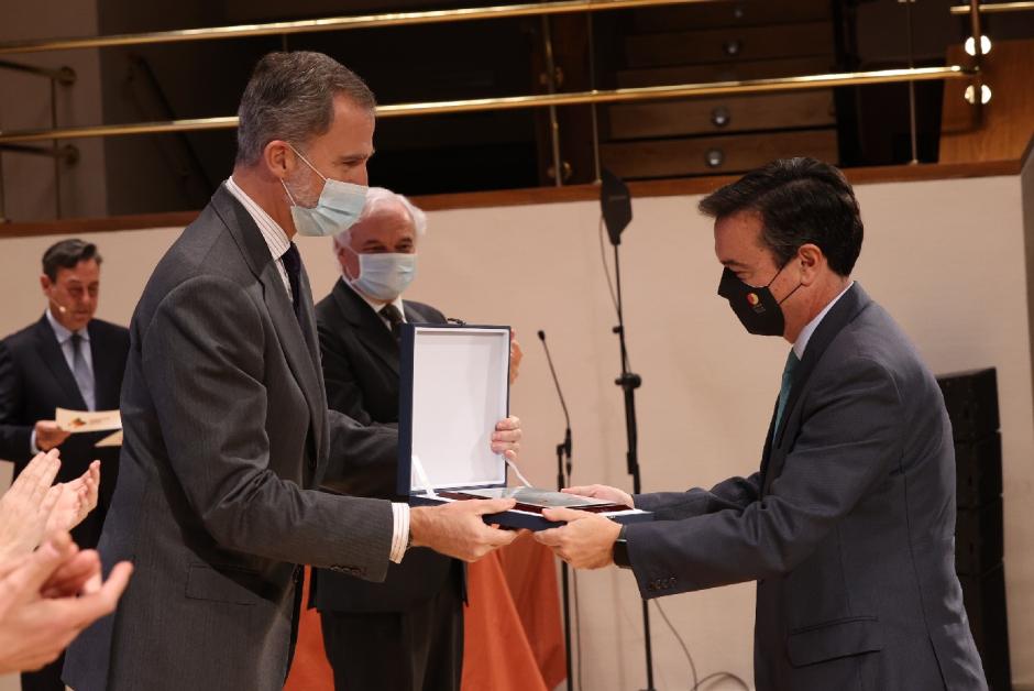 Su Majestad el Rey entrega un reconocimiento especial a Ifema, que recoge el director general, Eduardo López-Puertas