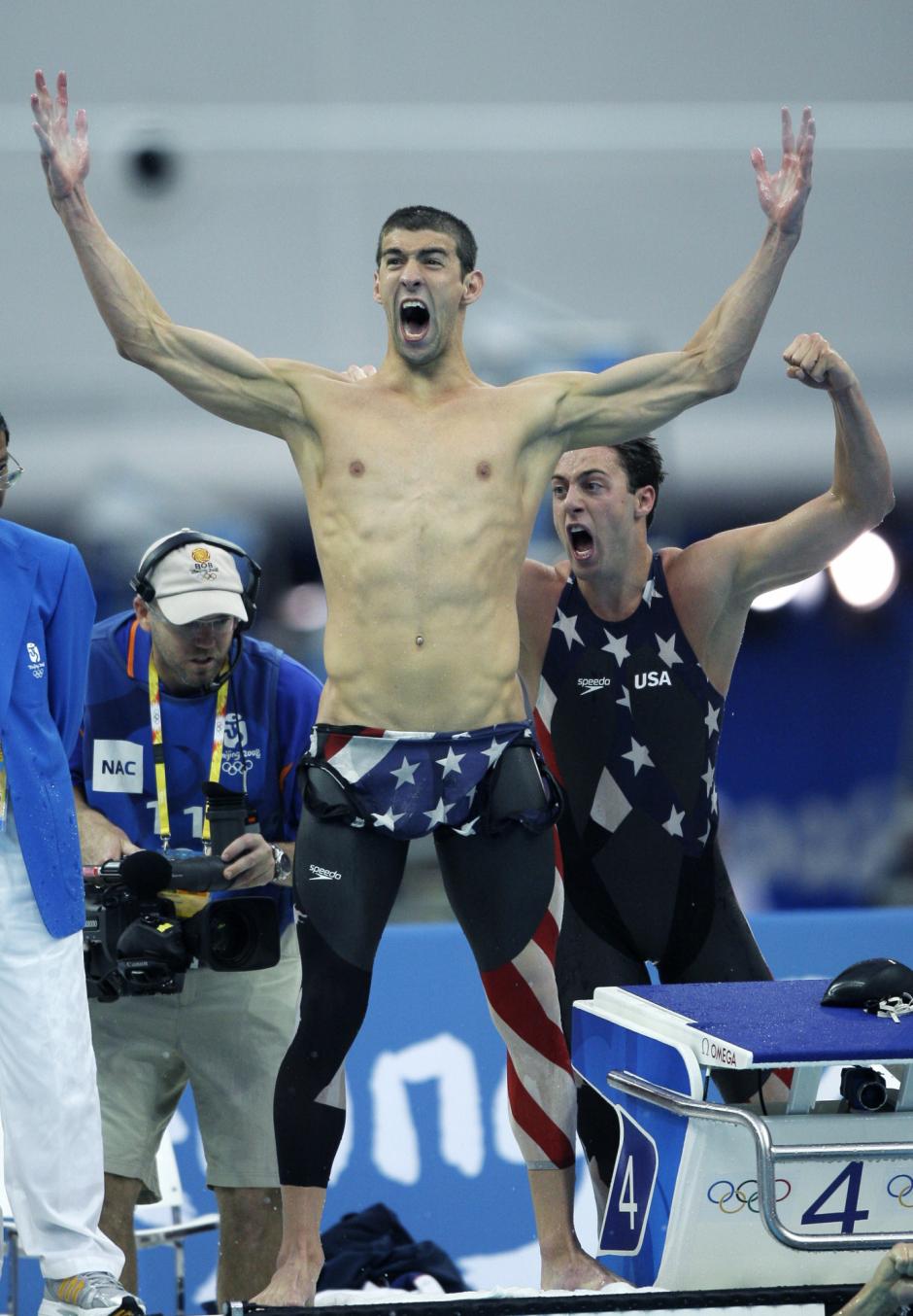 Michael Phelps y su compañero Garrett Weber-Gale celebran el histórico triunfo de EE.UU en los 4x100 libre de Pekín 2008