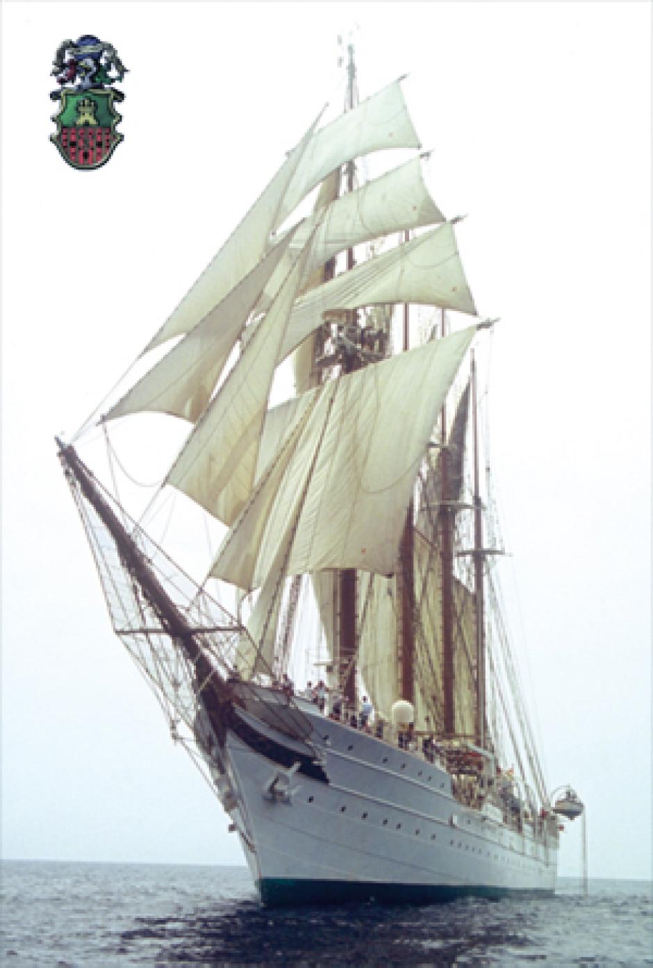 Espectacular imagen del Juan Sebastián de Elcano