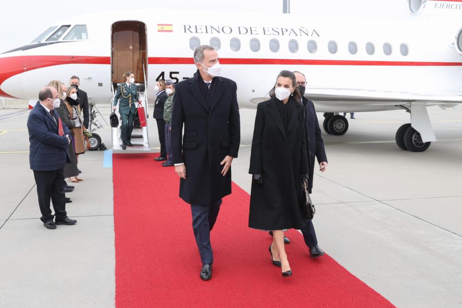Don Felipe y Doña Letizia, durante su ultimo viaje relámpago a Austria, aterrizando en Viena