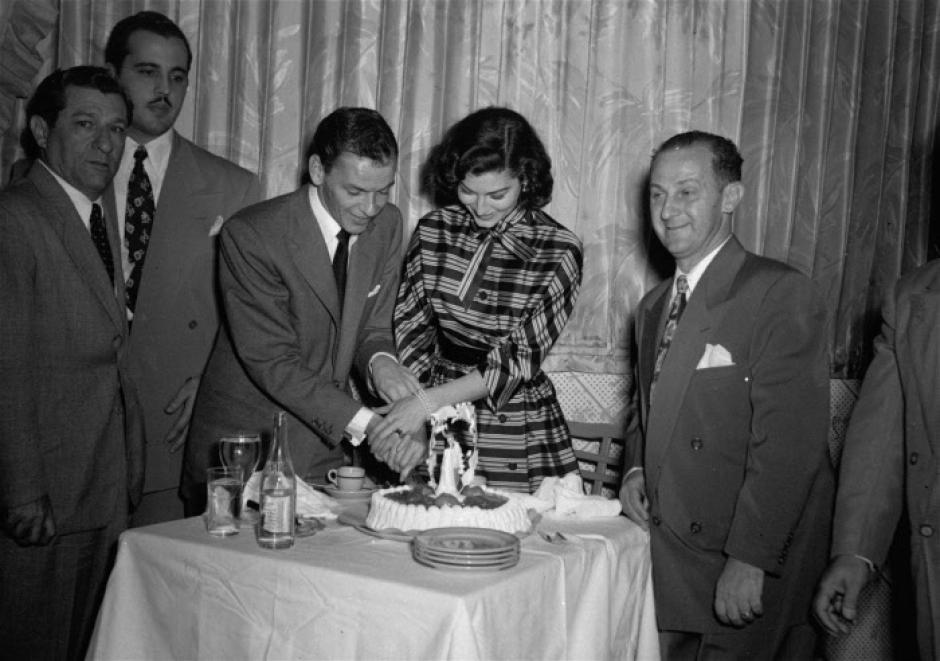 Frank Sinatra y Ava Gardner cortan la tarta de boda