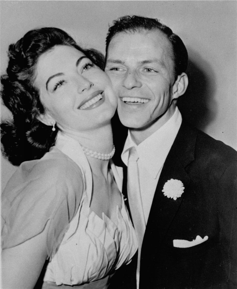 Frank Sinatra y Ava Gardner posan tras contraer matrimonio en Filadelfia