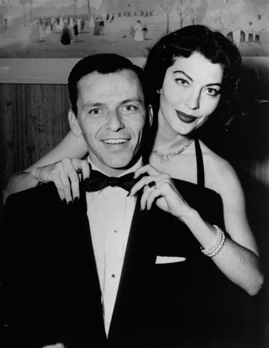 Ava Gardner posa colocando la pajarita a Frank Sinatra