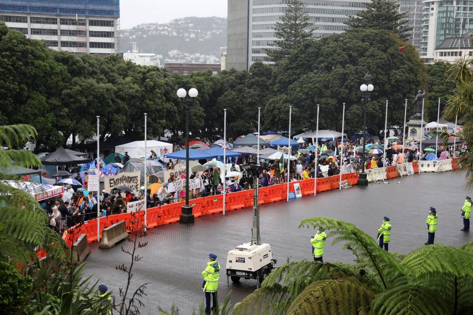 Manifestantes rodean el Parlamento de Nueva Zelanda mientras un cordón policial vigila el perímetro