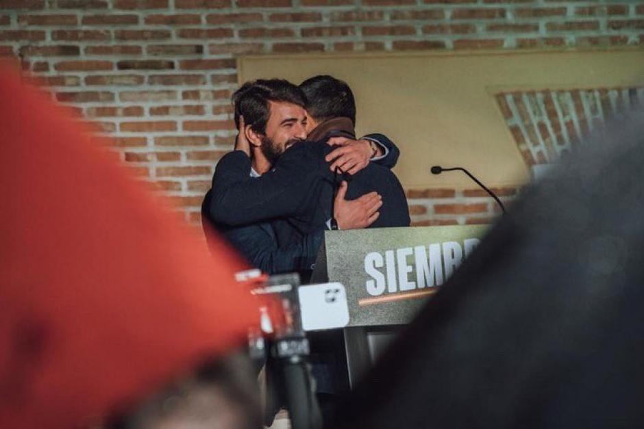 El presidente nacional y el castellanoleonés de Vox se funden en un abrazo tras conocer el resultado en las elecciones del 13-F