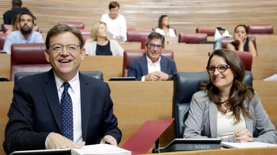 El presidente valenciano Ximo Puig y la vicepresidenta, Mónica Oltra, en las Cortes valencianas