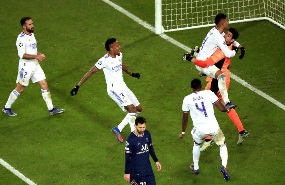 El Real Madrid celebra la parada de Courtois en el penalti lanzado por Messi