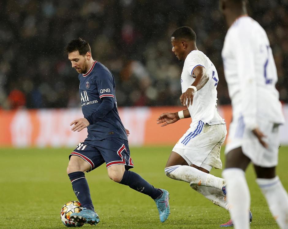 Messi conduce el balón perseguido por Alaba