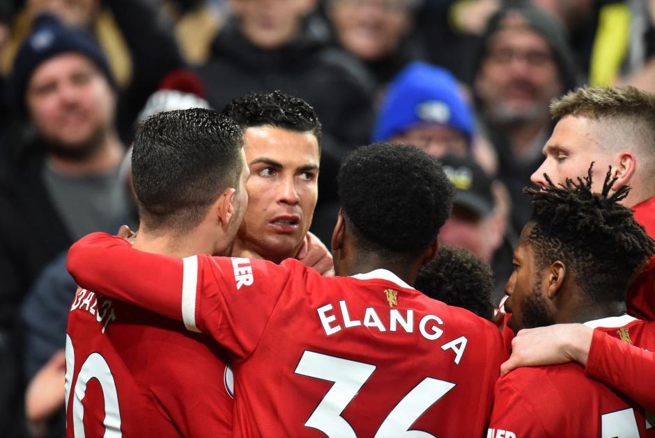 Cristiano celebra con sus compañeros su gol en Old Trafford