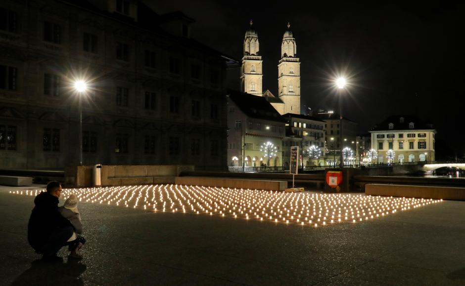Velas que simbolizan un homenaje a los fallecidos por la covid en la ciudad suiza de Zúrich