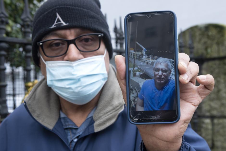 Un familiar de Rogelio Franco, uno de los tripulantes peruanos del arrastrero «Villa de Pitanxo» que se hundió frente a las costas de Canadá, muestra una foto de Rogelio