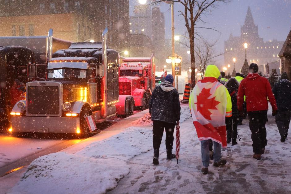 Varios manifestantes, en Ottawa, Canadá, anoche