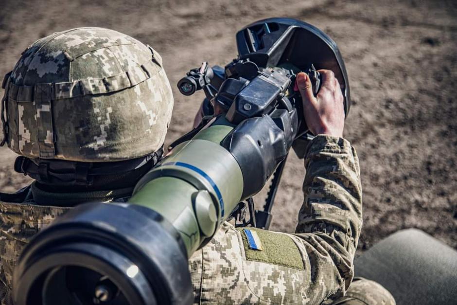 Infantes de marina ucranianos prueban el armamento que están recibiendo de los aliados
