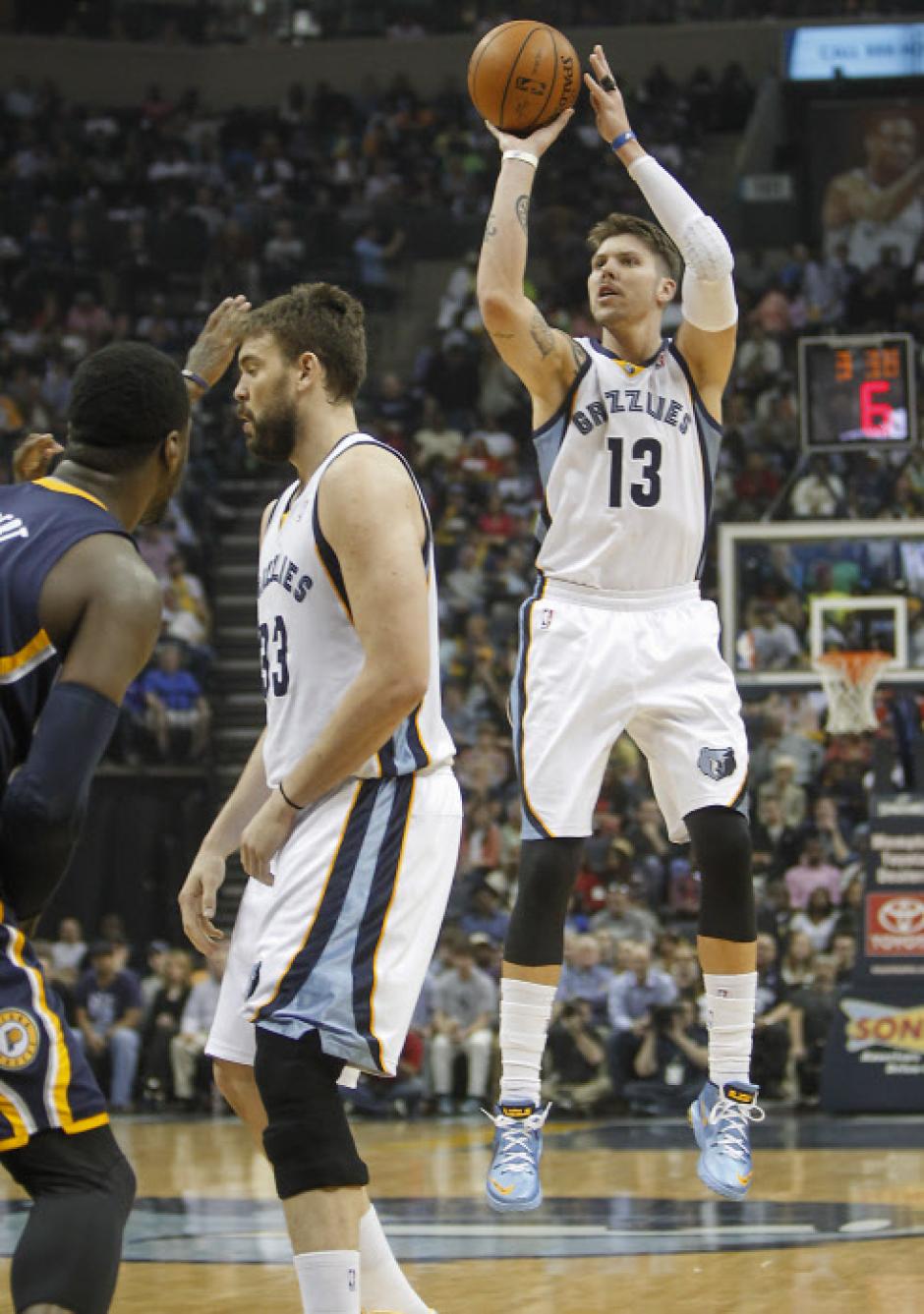 Mike Miller lanza a canasta durante un partido con los Grizzlies en 2014