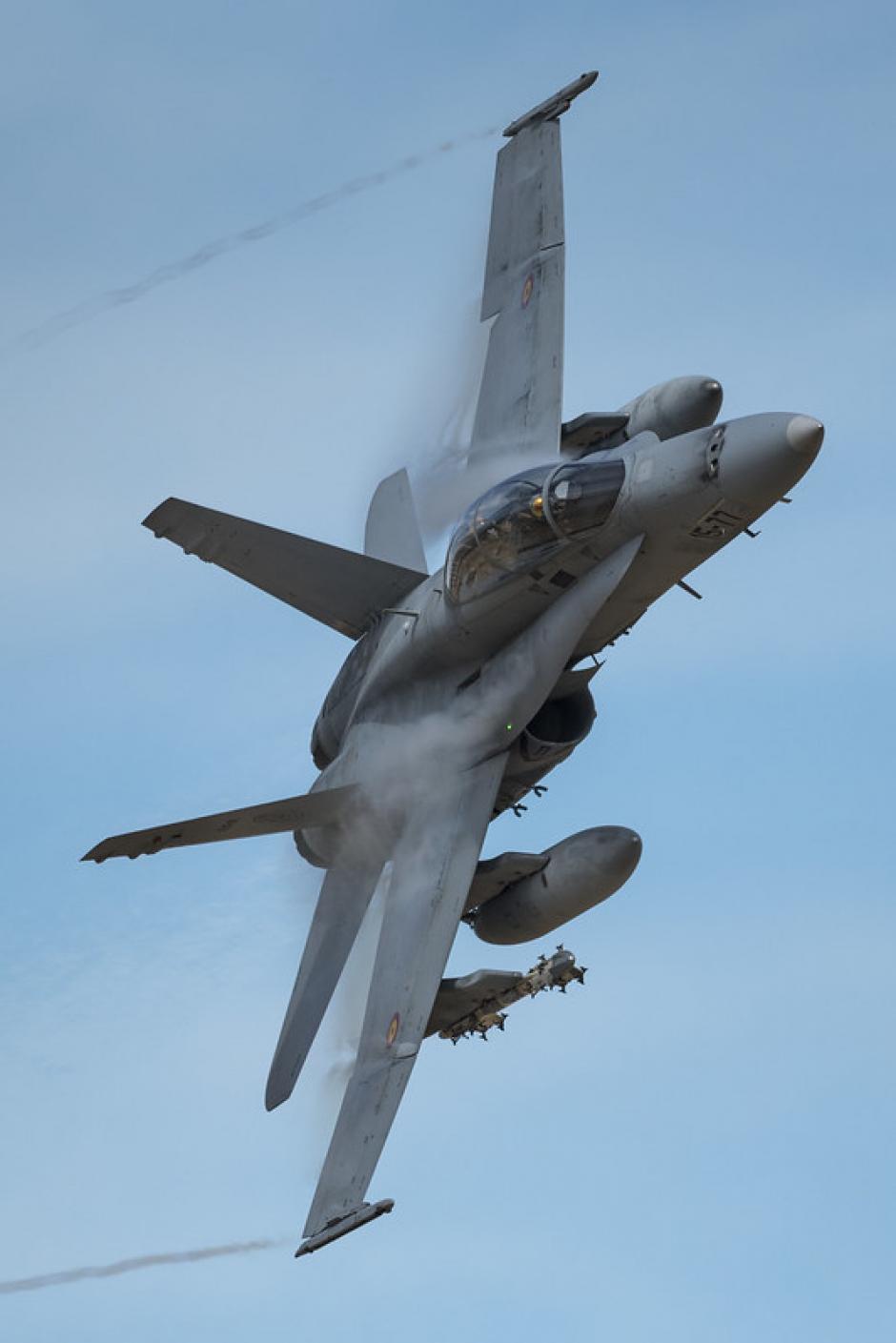 Espectacular imagen de la maniobra de un F-18 en vuelo