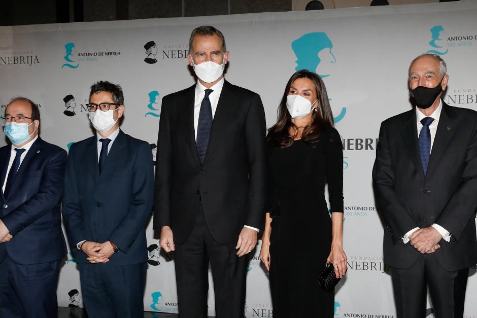 Felipe VI, posando junto a la Reina Letizia y otras autoridades. Doña Letizia ha elegido un elegante vestido de Armani con cuello de barco y manga tres cuartos