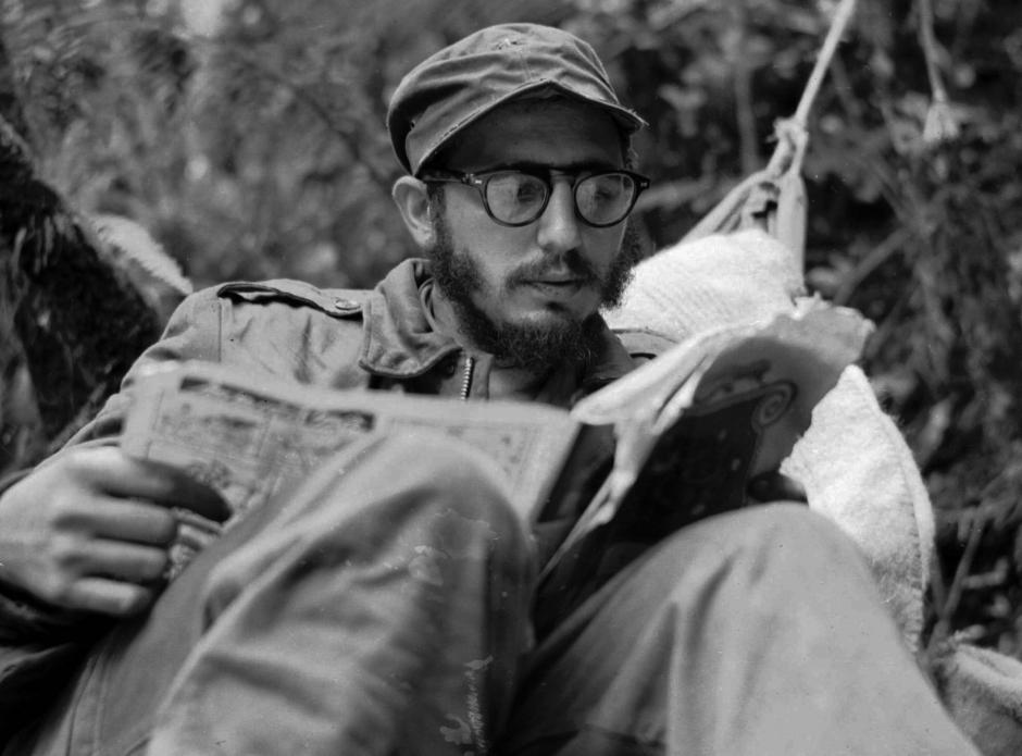 Fidel Castro leyendo en la base militar en Sierra Maestra en 1957