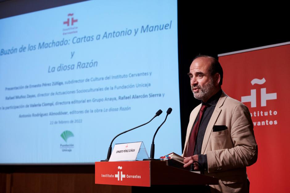 El jefe de actividades culturales en la sede central del Instituto Cervantes, Ernesto Perez Zúñiga, durante la presentación de los libros "El buzón de los Machado: cartas a Antonio y Manuel" y "La diosa Razón" celebrada este martes en el Instituto Cervantes, en Madrid. EFE