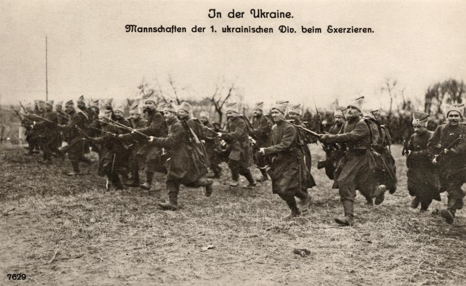 Soldados de la primera división de Abrigos Azules entrenando, 1918