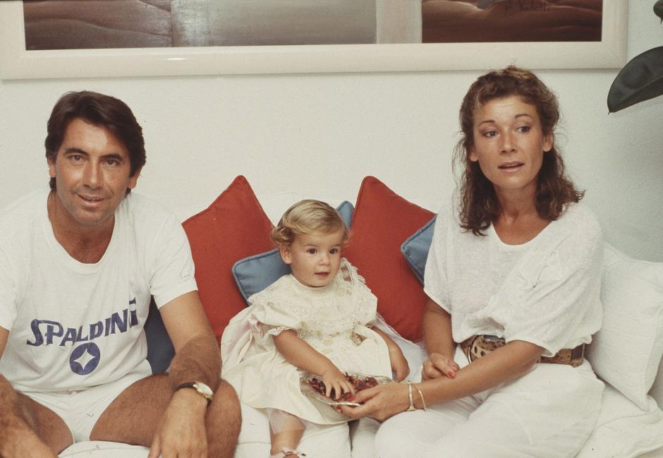 La periodista Mila Ximenez y el tenista Manolo Santana con su hija Alba en 1980