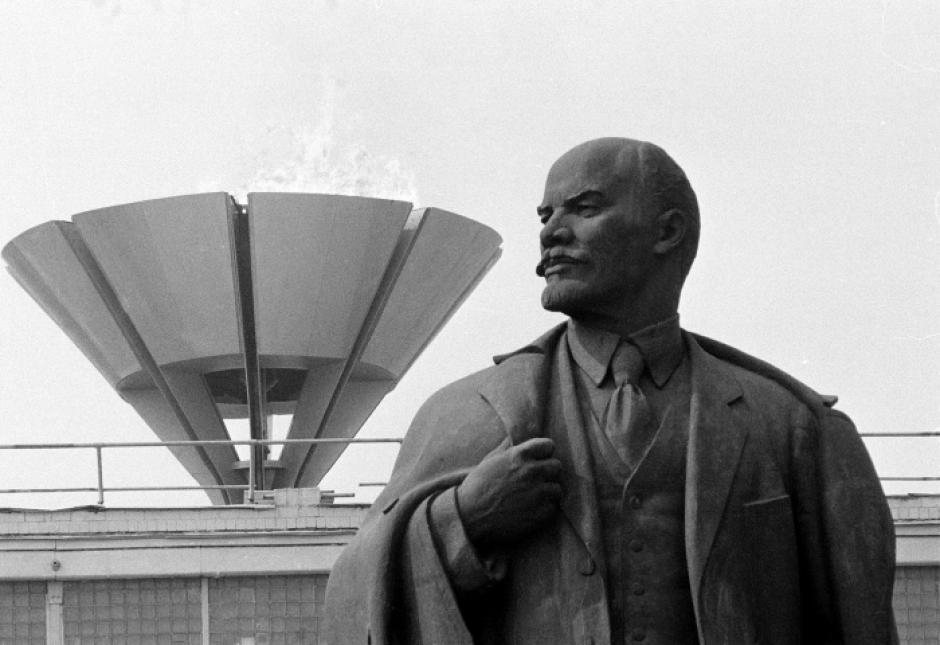 La estatua de Lenin frente a la Llama Olímpica en el estadio Lenin en Moscú en 1980