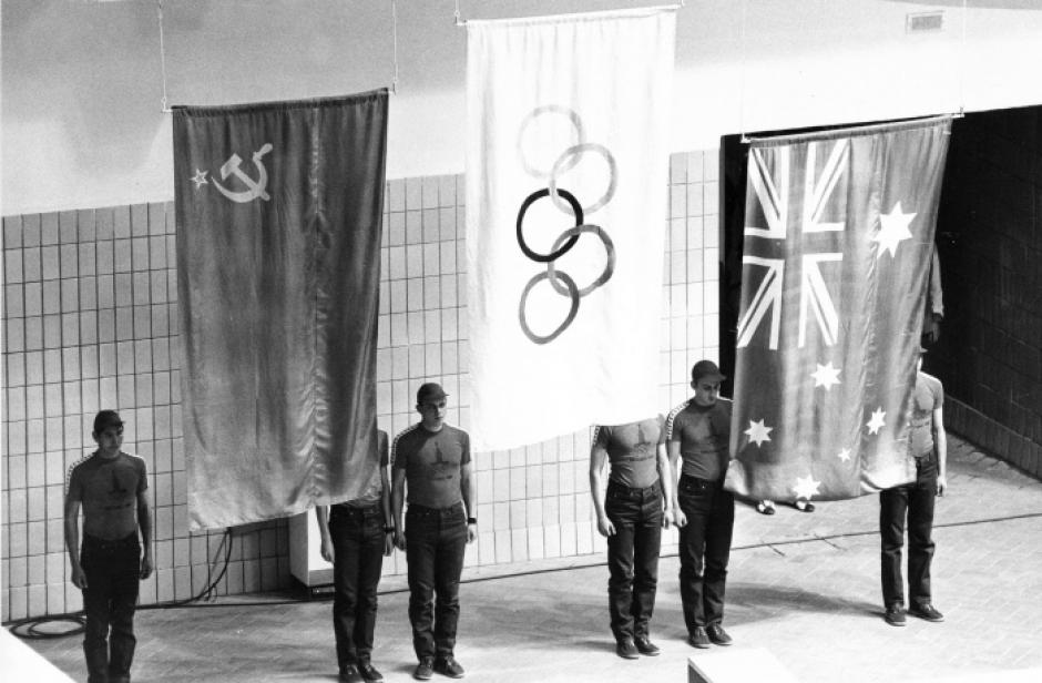 La bandera olímpica en representación del campeón británico de natación, Duncan Gooodhew