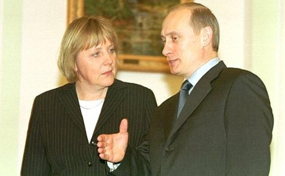 Unos jóvenes Vladimir Putin y Angela Merkel conversan