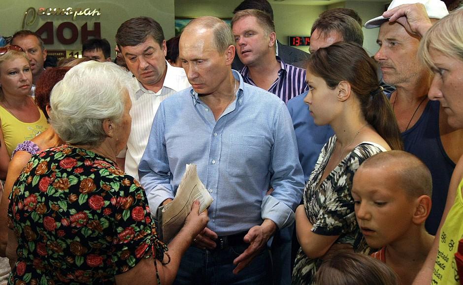 Vladimir Putin habla con ciudadanos