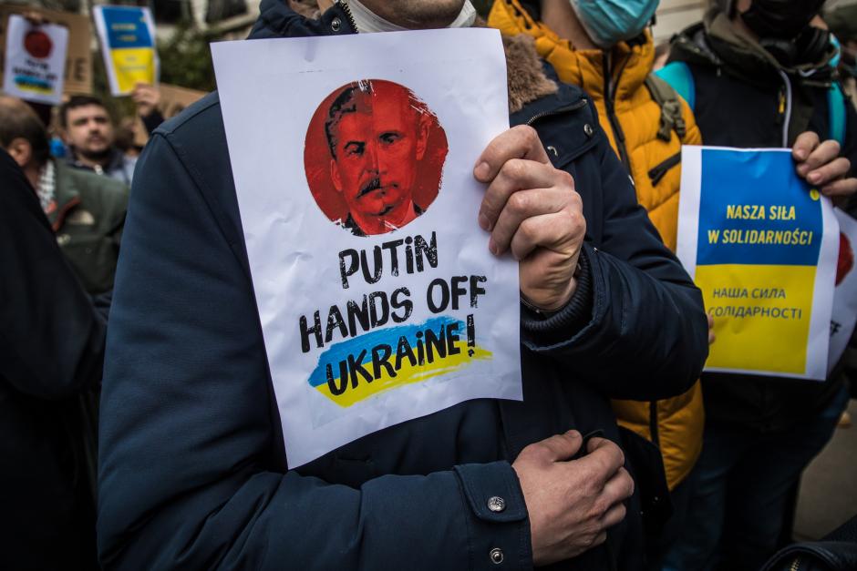 Un manifestante muestra una pancarta contra Putin