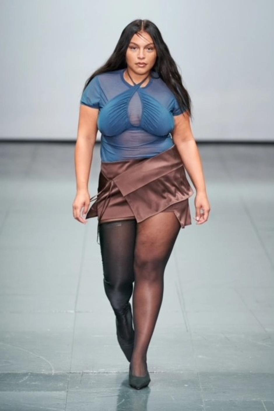 Paloma Elsesser desfila en Londres para Supriya Lele