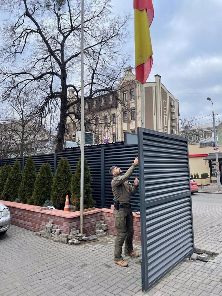 Un miembro de las fuerzas de seguridad en la embajada española en Ucrania