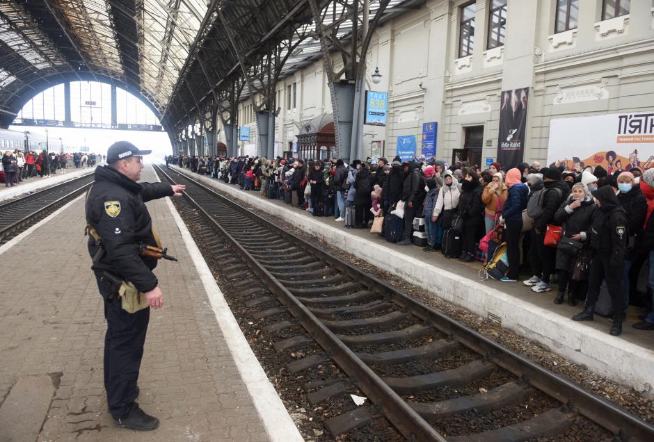 La gente espera un tren a Polonia en la estación de tren de la ciudad de Lviv, en el oeste de Ucrania.