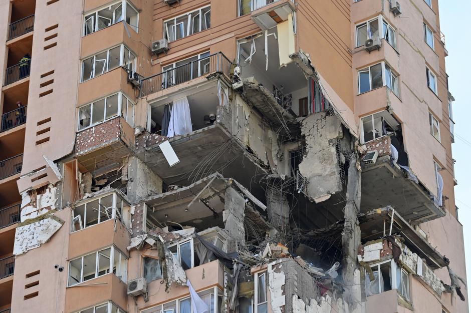 El agujero que ha dejado el impacto de un misil en un edificio residencial