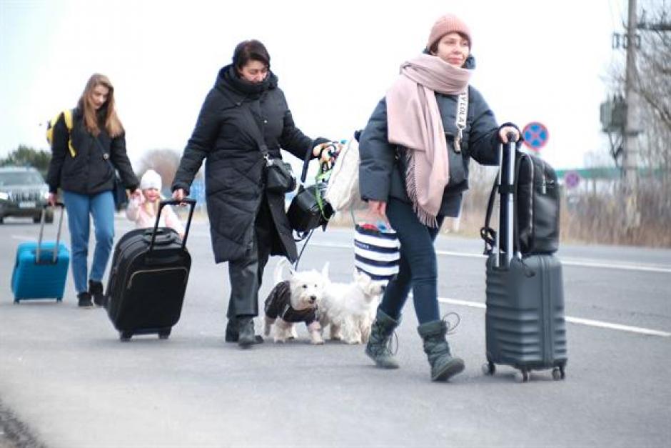 Civiles ucranianos que huyen de la guerra en su país llegan a pie al puesto fronterizo de Beregsurány (Hungría)