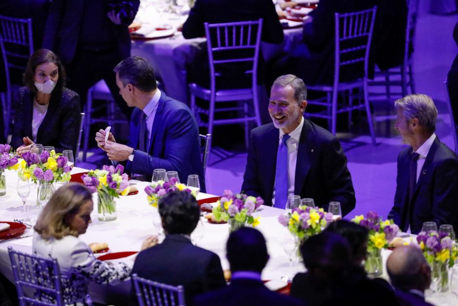 Don Felipe, acompañado por Pedro Sánchez y otras autoridades, durante la cena inaugural del MWC 2022