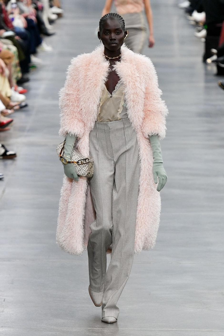 Las pieles sintéticas y la combinación rosa y gris también destacan en el desfile